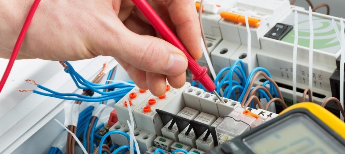 Elektryk pracujący w budynku